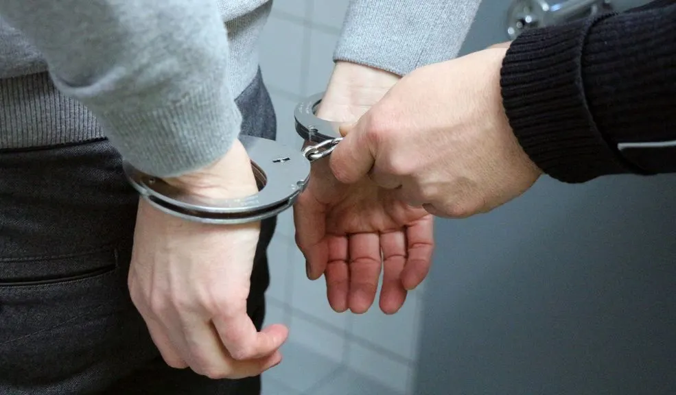 Subcomandante se entregó por presunto abuso sexual a siete aspirantes a Policía 2 Subcomandante se entregó por presunto abuso sexual a siete aspirantes a Policía El subcomandante se habría entregado después de que se emitiera una orden de captura por delitos sexuales a siete aspirantes a Policía, cometidos en el tercer trimestre del 2025. Al parecer, una de las jóvenes tuvo que someterse a un legrado en un centro médico.