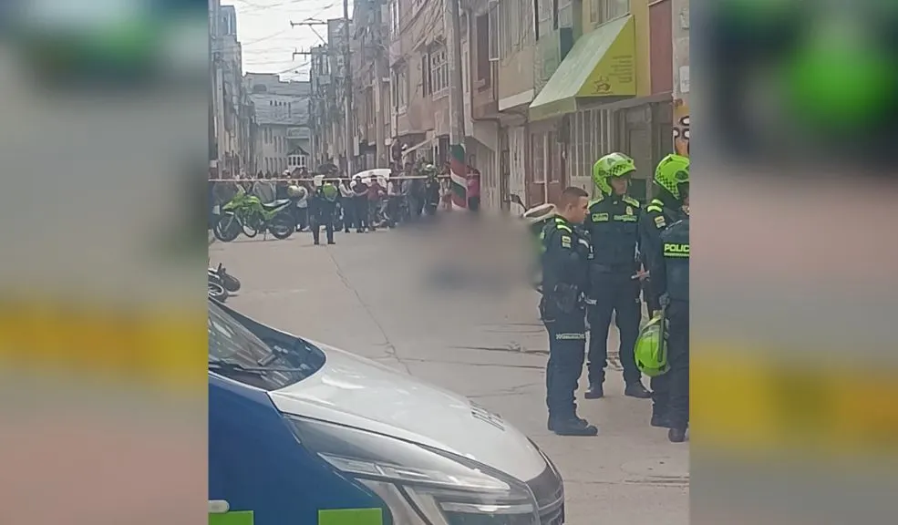 Tarde de terror en Bosa por un sicariato: dos personas murieron 2 Tarde de terror en Bosa por un sicariato: dos personas murieron Un hecho sicarial en la localidad de Bosa resultó en la muerte de dos personas y una captura. A continuación, los detalles de este suceso.