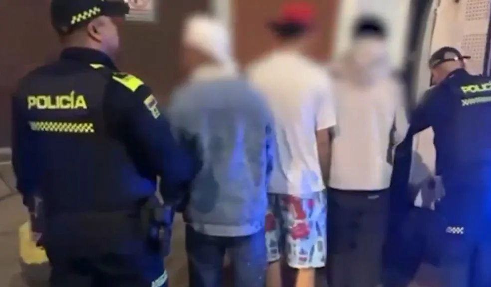 Teusaquillo: capturan a tres sujetos que robaban en modalidad de ‘raponazo’ En una estación de TransMilenio ubicada en la localidad de Teusaquillo, las autoridades lograron capturar a tres sujetos que, presuntamente, se dedicaban a robar con la modalidad de ‘raponazo’.