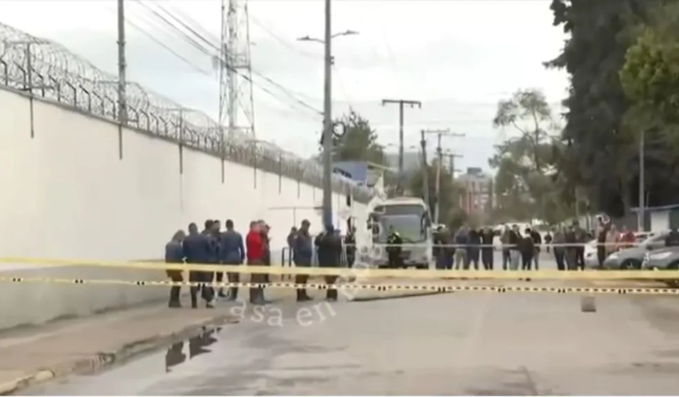 Tragedia en la cárcel La Modelo: ataque deja a un dragoneante muerto y varios heridos En las primeras horas de este viernes 3 de octubre se presentó un atentado contra tres guardias del Instituto Nacional Penitenciario y Carcelario (Inpec) frente a la cárcel La Modelo de Bogotá. Según informes preliminares, en el hecho resultaron heridos dos dragoniantes y uno falleció mientras era trasladado a un centro asistencial.