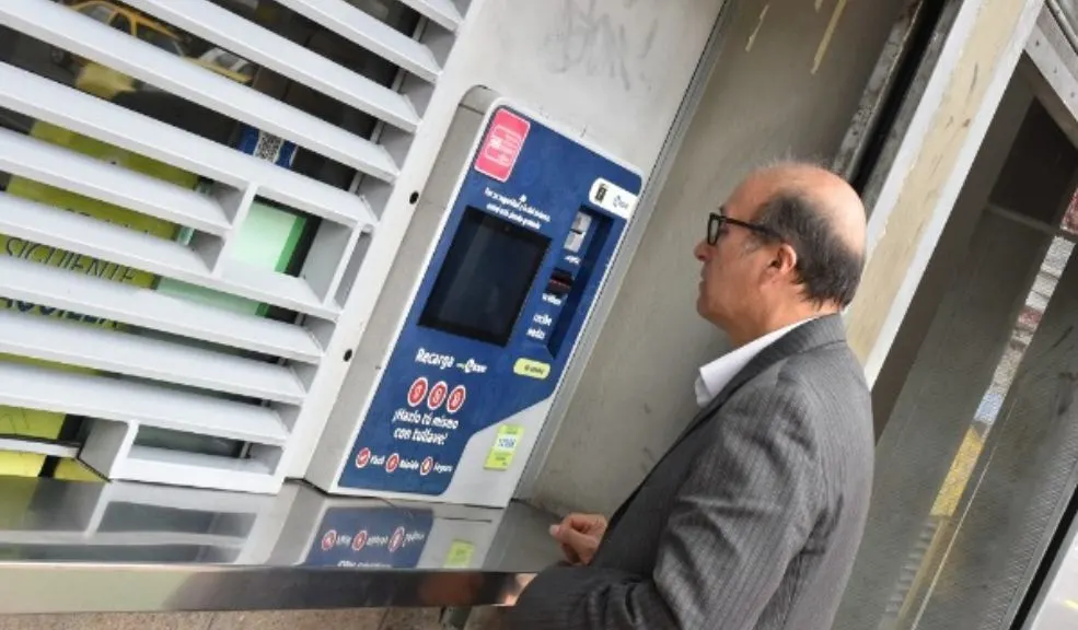 TransMilenio inicia recargas de pasajes gratis en octubre: consulte si es beneficiario 2 TransMilenio inicia recargas de pasajes gratis en octubre: consulte si es beneficiario Durante octubre, miles de bogotanos podrán movilizarse sin costo en TransMilenio. Los beneficiarios deben activar sus pasajes en las taquillas o en los puntos automáticos utilizando su tarjeta TuLlave personalizada.