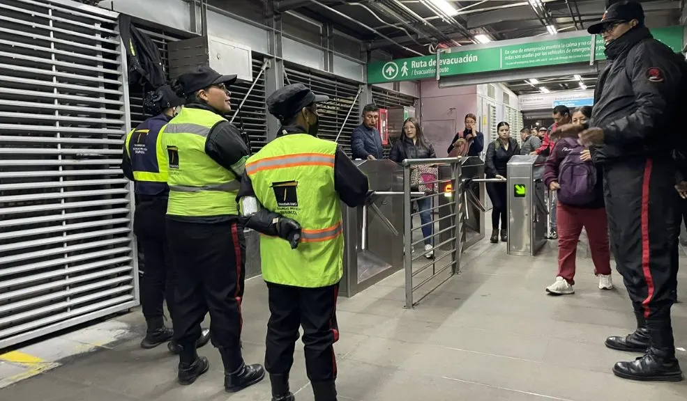 TransMilenio: 200 guardas capacitados reforzarán portales y estaciones 1 TransMilenio: 200 guardas capacitados reforzarán portales y estaciones TransMilenio se refuerza contra los colados. Desde esta semana 200 guardas capacitados sin armas y con enfoque en diálogo y mediación vigilan portales y estaciones para frenar una evasión.