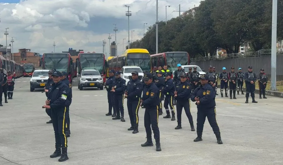 TransMilenio: 200 guardas capacitados reforzarán portales y estaciones 2 TransMilenio: 200 guardas capacitados reforzarán portales y estaciones TransMilenio se refuerza contra los colados. Desde esta semana 200 guardas capacitados sin armas y con enfoque en diálogo y mediación vigilan portales y estaciones para frenar una evasión.