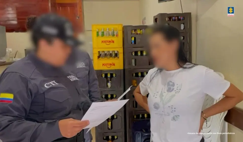 Tres mujeres judicializadas por intervenciones estéticas clandestinas en Medellín 3 Tres mujeres judicializadas por intervenciones estéticas clandestinas en Medellín Capturaron a tres mujeres en Medellín por realizar procedimientos estéticos sin ser profesionales, dejando a varias pacientes con graves lesiones y deformidades.