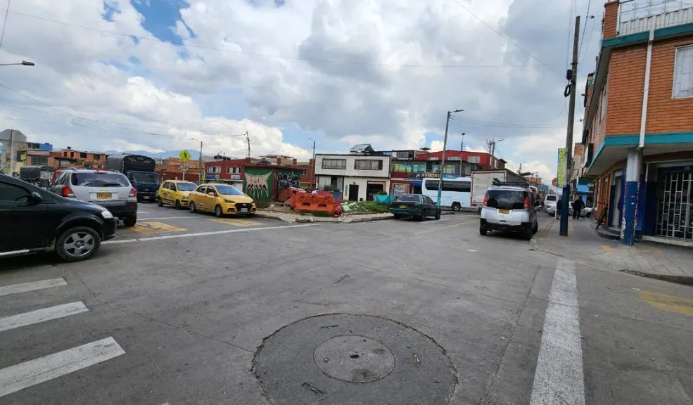 Tunjuelito: riña mortal en plena vía pública del barrio San Vicente Ferrer En la madrugada de ayer, una mujer perdió la vida tras ser agredida con arma blanca en medio de una riña registrada en el barrio San Vicente Ferrer, Tunjuelito, en el sur de Bogotá.