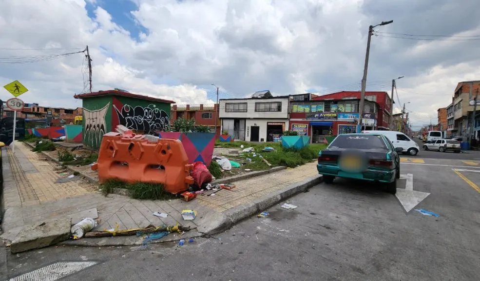Tunjuelito: riña mortal en plena vía pública del barrio San Vicente Ferrer En la madrugada de ayer, una mujer perdió la vida tras ser agredida con arma blanca en medio de una riña registrada en el barrio San Vicente Ferrer, Tunjuelito, en el sur de Bogotá.
