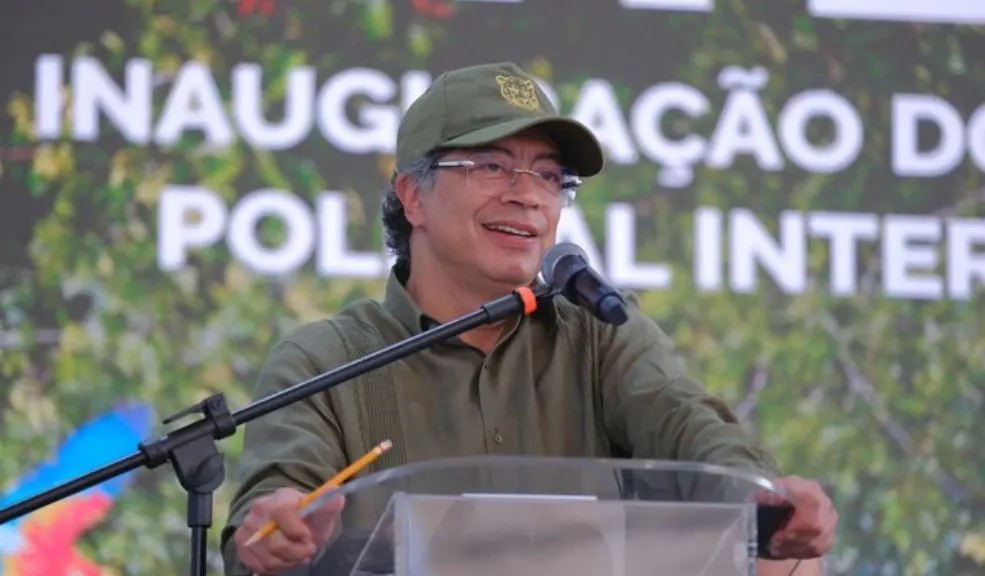 Urgente: Meten en la Lista Clinton al presidente Petro y a la primera dama 3 Urgente: Meten en la Lista Clinton al presidente Petro y a la primera dama El gobierno de los Estados Unidos tomó la decisión de incluir al presidente Gustavo Petro, junto con Armando Benedetti, Verónica Alcocer y Nicolás Petro en la Lista Clinton.