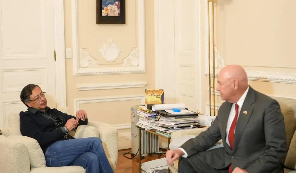Urgente: Meten en la Lista Clinton al presidente Petro y a la primera dama 1 Urgente: Meten en la Lista Clinton al presidente Petro y a la primera dama El gobierno de los Estados Unidos tomó la decisión de incluir al presidente Gustavo Petro, junto con Armando Benedetti, Verónica Alcocer y Nicolás Petro en la Lista Clinton.