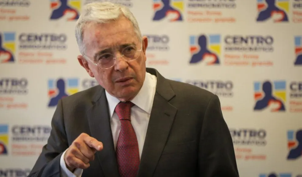 Uribe inocente: Tribunal lo absolvió de los dos delitos en su contra 1 Uribe inocente: Tribunal lo absolvió de los dos delitos en su contra El Tribunal Superior de Bogotá revocó la condena impuesta en primera instancia contra el expresidente Álvaro Uribe Vélez.