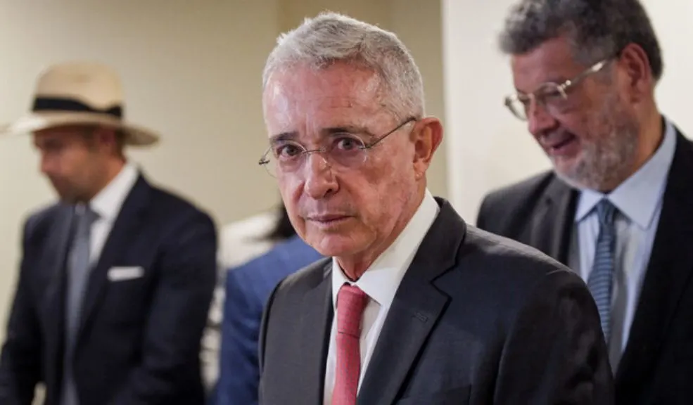 Uribe inocente: Tribunal lo absolvió de los dos delitos en su contra 2 Uribe inocente: Tribunal lo absolvió de los dos delitos en su contra El Tribunal Superior de Bogotá revocó la condena impuesta en primera instancia contra el expresidente Álvaro Uribe Vélez.