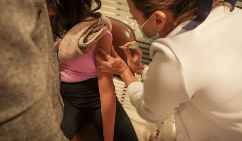 Vecino, conozca los puntos de vacunación habilitados para este 27 de octubre 9 Vecino, conozca los puntos de vacunación habilitados para este 27 de octubre Bogotá refuerza su red de vacunación este lunes 27 de octubre de 2025. La Secretaría de Salud anunció los principales puntos habilitados en toda la ciudad, con atención gratuita y sin cita previa. Centros de salud, hospitales y lugares estratégicos como el Terminal Salitre y el Aeropuerto El Dorado estarán abiertos para que los bogotanos