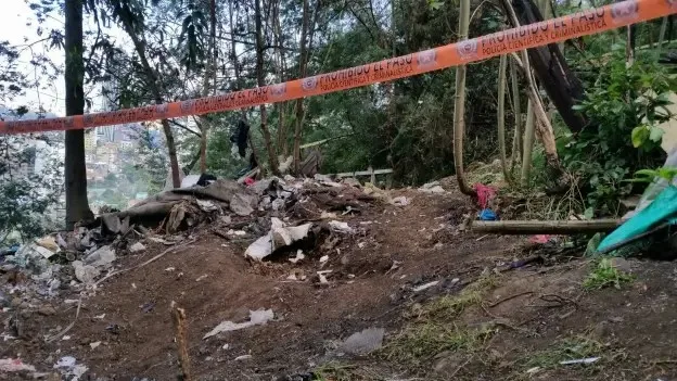 El ‘Monstruo de Monserrate’: la historia del asesino que estremeció a Colombia A finales del 25 de noviembre de 2015, un hombre llegó al CAI de Monserrate para alertar que, en una zona boscosa del cerro, de un cambuche se desprendía un olor fétido. Al llegar al sitio, las autoridades hallaron un cambuche de madera rodeado de basura y escombros. Allí, justo al costado, dos hogueras, lo que parecían cuerpos humanos semienterrados. Era el inicio de una pesadilla para Bogotá.