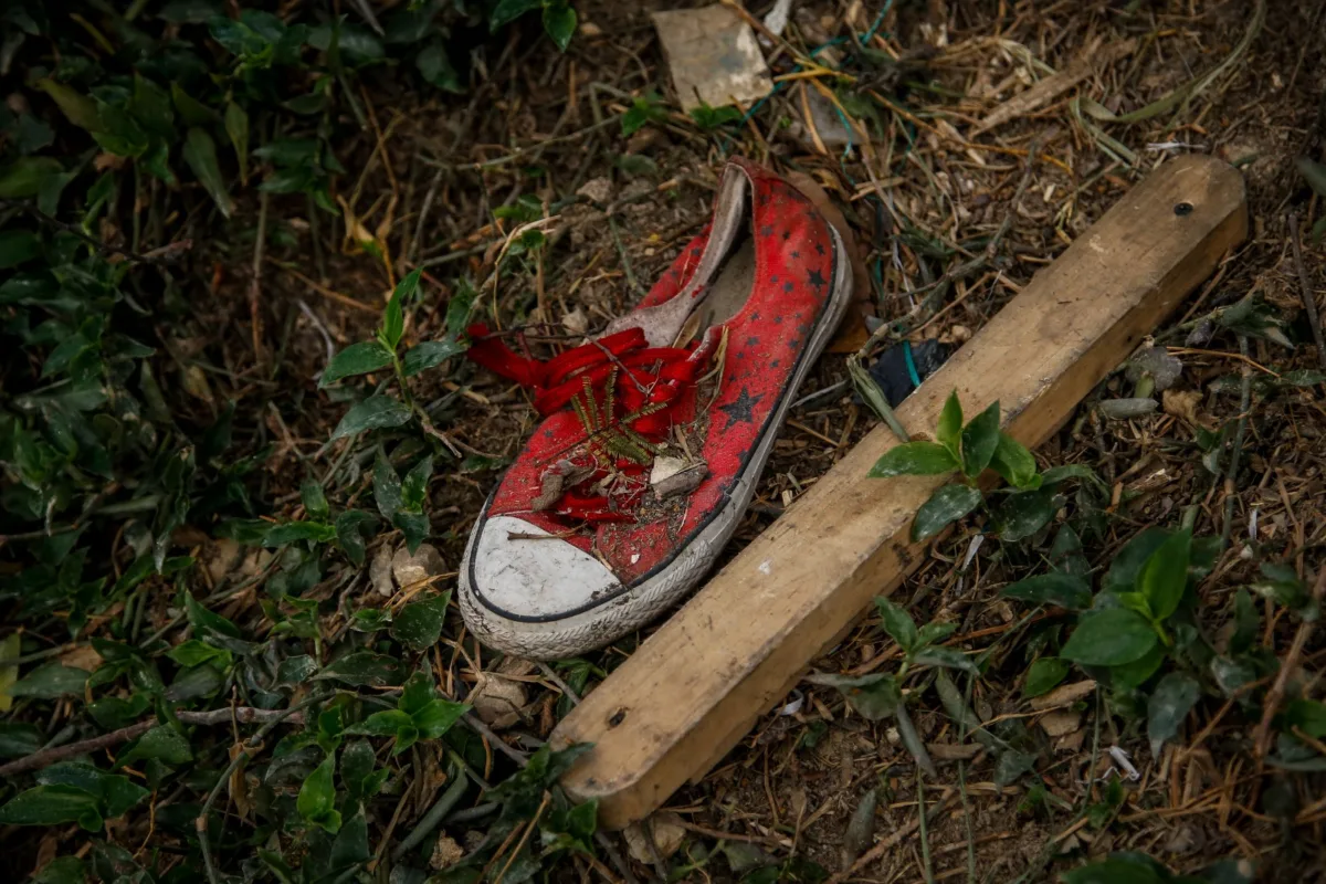 El ‘Monstruo de Monserrate’: la historia del asesino que estremeció a Colombia A finales del 25 de noviembre de 2015, un hombre llegó al CAI de Monserrate para alertar que, en una zona boscosa del cerro, de un cambuche se desprendía un olor fétido. Al llegar al sitio, las autoridades hallaron un cambuche de madera rodeado de basura y escombros. Allí, justo al costado, dos hogueras, lo que parecían cuerpos humanos semienterrados. Era el inicio de una pesadilla para Bogotá.