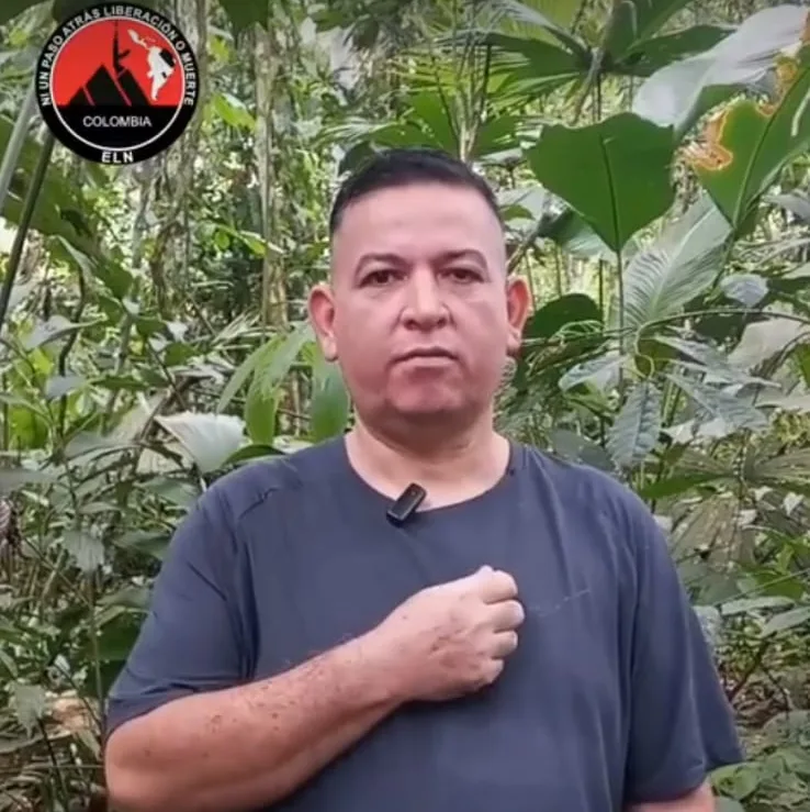 Policía de Usme vive un infierno a manos del ELN: le harán "juicio revolucionario" 5 Policía de Usme vive un infierno a manos del ELN: le harán "juicio revolucionario" La familia del subintendente de la Policía, Franke Esley Hoyos, vive momentos de enorme tristeza y preocupación luego de que el ELN, grupo que lo tiene en cautiverio, anunciara que le aplicará un "juicio revolucionario". Q'HUBO conversó con su madre.