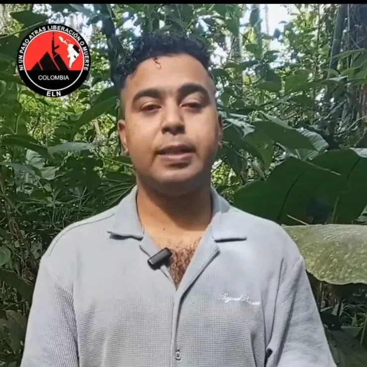 Policía de Usme vive un infierno a manos del ELN: le harán "juicio revolucionario" 4 Policía de Usme vive un infierno a manos del ELN: le harán "juicio revolucionario" La familia del subintendente de la Policía, Franke Esley Hoyos, vive momentos de enorme tristeza y preocupación luego de que el ELN, grupo que lo tiene en cautiverio, anunciara que le aplicará un "juicio revolucionario". Q'HUBO conversó con su madre.