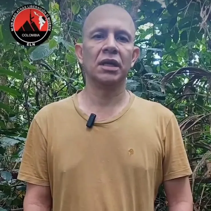Policía de Usme vive un infierno a manos del ELN: le harán "juicio revolucionario" 3 Policía de Usme vive un infierno a manos del ELN: le harán "juicio revolucionario" La familia del subintendente de la Policía, Franke Esley Hoyos, vive momentos de enorme tristeza y preocupación luego de que el ELN, grupo que lo tiene en cautiverio, anunciara que le aplicará un "juicio revolucionario". Q'HUBO conversó con su madre.