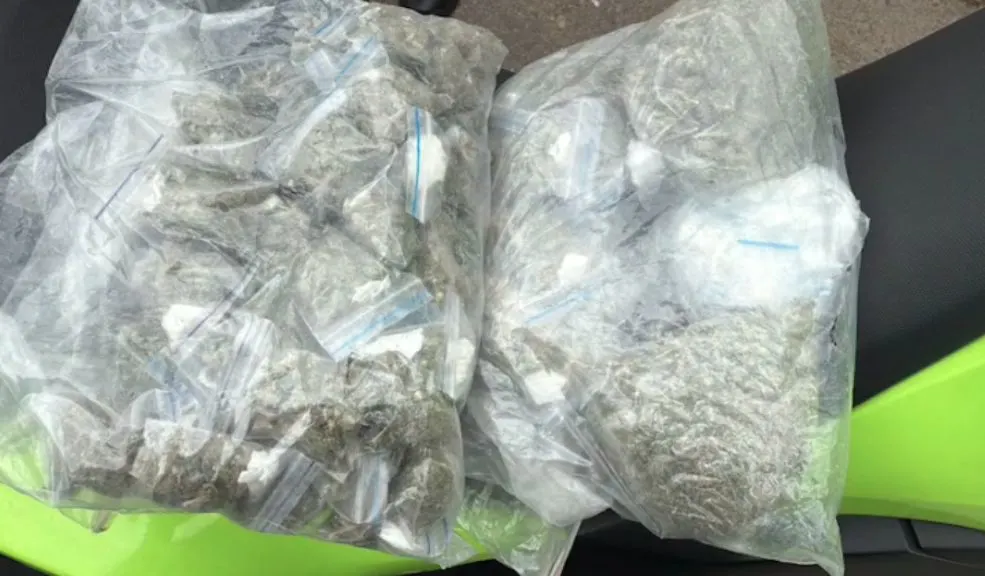 En Ciudad Bolívar: capturan a joven que traficaba drogas con apoyo del Halcón En Ciudad Bolívar, la Policía capturó a un joven de 20 años señalado de tráfico, fabricación o porte de estupefacientes. Así fue el operativo.
