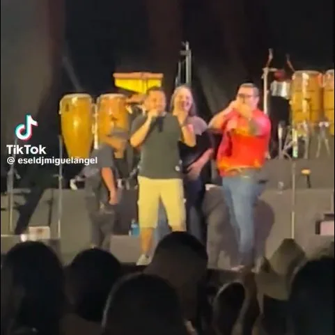 EN VIDEO: hombre delató la infidelidad de su novia en un concierto de Jessi Uribe 1 EN VIDEO: hombre delató la infidelidad de su novia en un concierto de Jessi Uribe Una situación incómoda se vivió en un concierto de Jessi Uribe en Girardot (Cundinamarca). Un hombre subió a la tarima para proponerle matrimonio a su novia, pero en realidad buscaba exponerla públicamente tras descubrir su infidelidad. El hecho quedó grabado.
