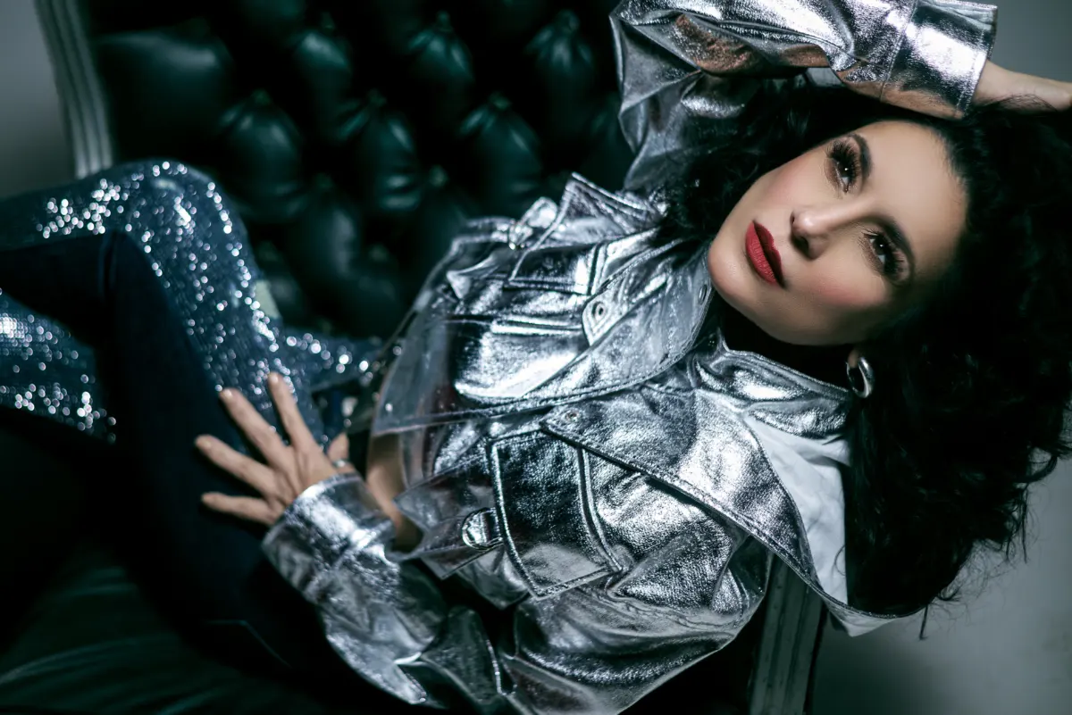 Karina, 'La Voz' que sigue cautivando tras 40 años de historia, llega a Bogotá 1 Karina, 'La Voz' que sigue cautivando tras 40 años de historia, llega a Bogotá Hablamos con Karina 'La Voz', la cantante venezolana que celebrará sus 40 años de carrera con el público bogotano. Trabaja en un nuevo disco.