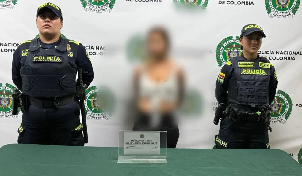 En Bosa: capturan a mujer de 26 años tras agredir a patrullera en medio de riña Una mujer de 26 años fue capturada en el barrio Bosa Laureles tras agredir violentamente a una patrullera de la Policía Metropolitana de Bogotá en medio de una riña en la vía pública.