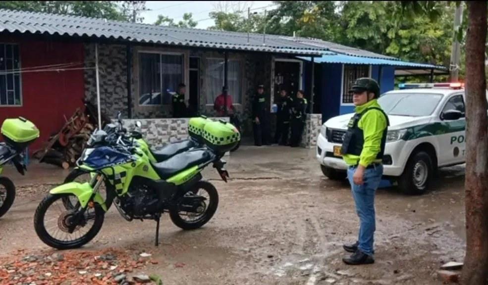 En Girardot: capturan a cuatro integrantes de 'Los del Pozo' por microtráfico en entornos escolares 1 En Girardot: capturan a cuatro integrantes de 'Los del Pozo' por microtráfico en entornos escolares Cuatro presuntos integrantes de la banda 'Los del Pozo' fueron capturados en Girardot, Cundinamarca, en un operativo policial contra el microtráfico.