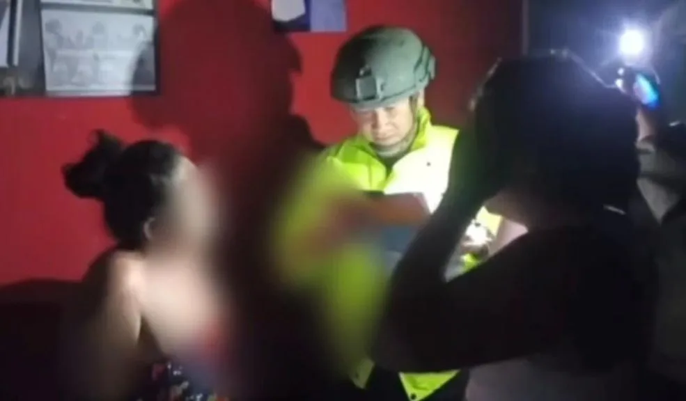En Girardot: capturan a cuatro integrantes de 'Los del Pozo' por microtráfico en entornos escolares 2 En Girardot: capturan a cuatro integrantes de 'Los del Pozo' por microtráfico en entornos escolares Cuatro presuntos integrantes de la banda 'Los del Pozo' fueron capturados en Girardot, Cundinamarca, en un operativo policial contra el microtráfico.