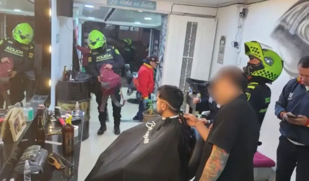 En Ciudad Bolívar: dos capturados por usar una barbería como centro de distribución de drogas 1 En Ciudad Bolívar: dos capturados por usar una barbería como centro de distribución de drogas En el sector de Madelena, Ciudad Bolívar, las autoridades desmantelaron un punto de distribución de drogas que operaba bajo la fachada de una barbería.