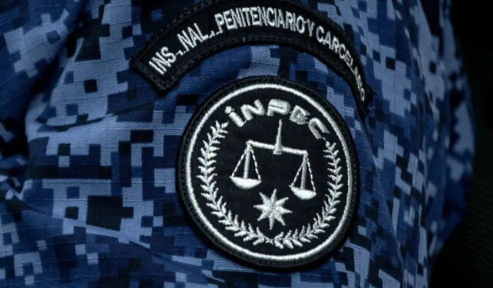 Venderán armas a guardias del INPEC para que se protejan Ante la escalada de amenazas que enfrentan los guardias penitenciarios, el INPEC anunció que permitirá a sus funcionarios la compra de armamento personal.