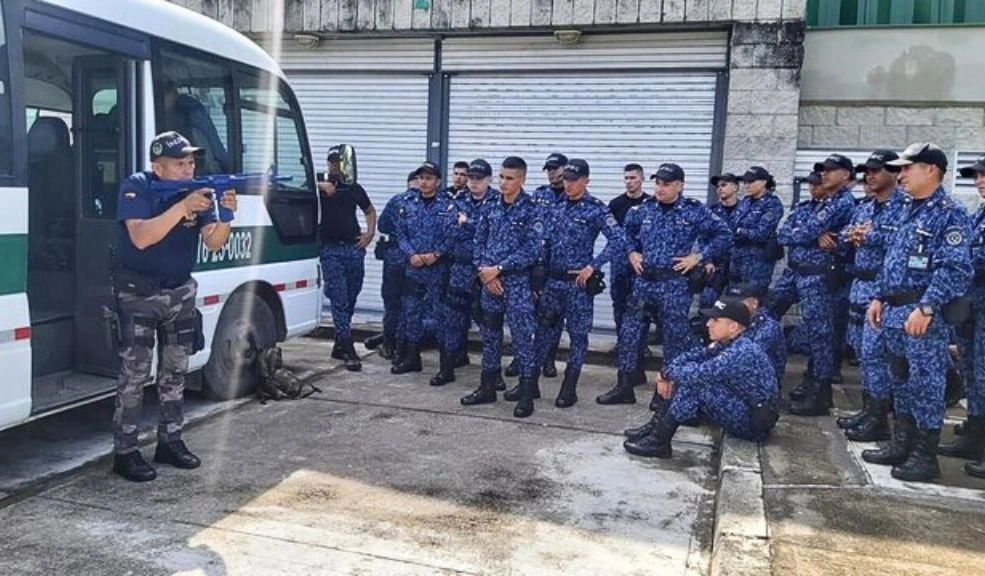 Venderán armas a guardias del INPEC para que se protejan Ante la escalada de amenazas que enfrentan los guardias penitenciarios, el INPEC anunció que permitirá a sus funcionarios la compra de armamento personal.