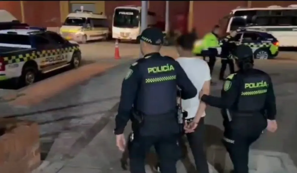 En Los Mártires: capturan a joven armado que intentó huir por el carril de TransMilenio Un joven de 22 años fue capturado en la estación Avenida Jiménez de TransMilenio tras intentar huir por el carril exclusivo, poniendo en riesgo su vida.