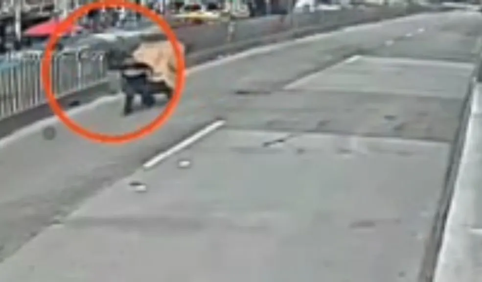 En Los Mártires: capturan a joven armado que intentó huir por el carril de TransMilenio Un joven de 22 años fue capturado en la estación Avenida Jiménez de TransMilenio tras intentar huir por el carril exclusivo, poniendo en riesgo su vida.