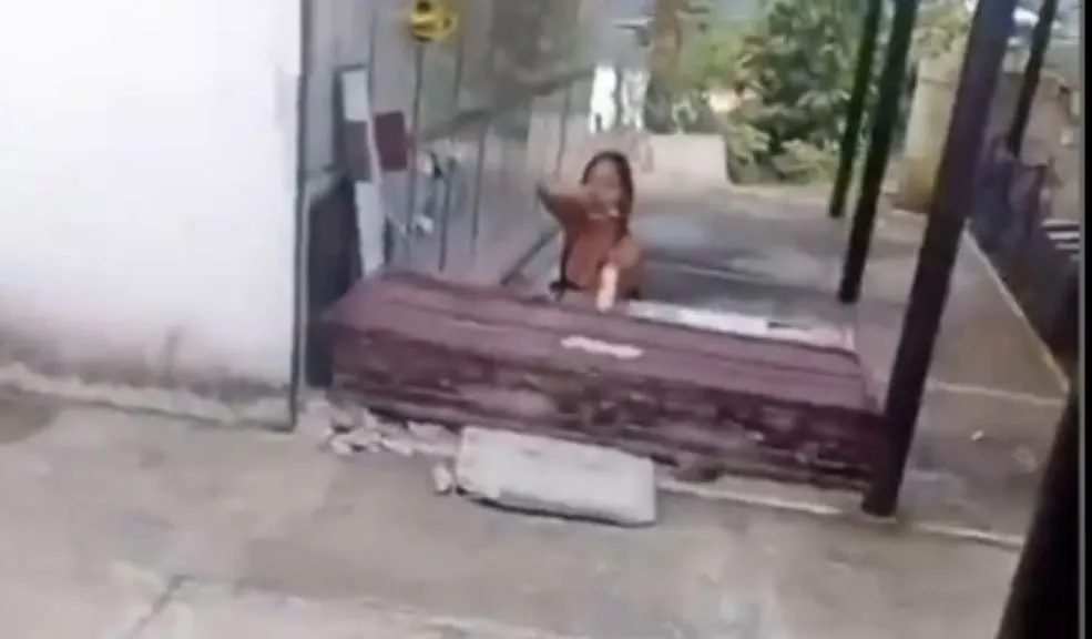¡Macabro! Mujer desentierra a un muerto para bañarlo y ponerle ropa nueva en Santander Un hecho inusual y perturbador interrumpió la tranquilidad del cementerio de Landázuri, Santander, cuando una mujer irrumpió en el camposanto, abrió una bóveda y sacó el féretro de su pareja, un hombre sepultado hace tres meses.