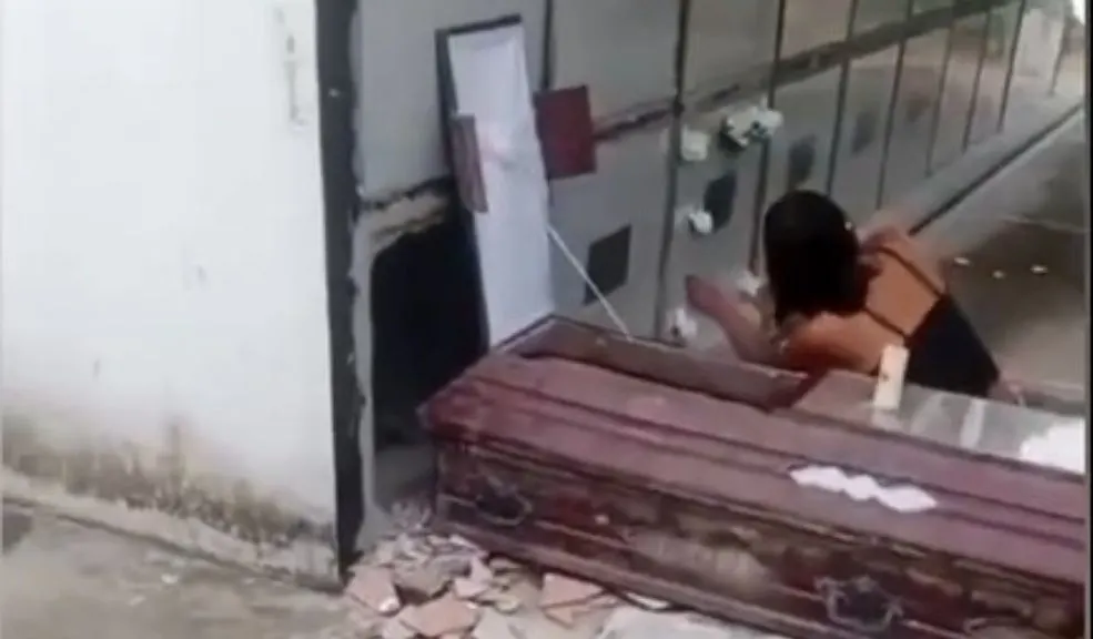 ¡Macabro! Mujer desentierra a un muerto para bañarlo y ponerle ropa nueva en Santander 1 ¡Macabro! Mujer desentierra a un muerto para bañarlo y ponerle ropa nueva en Santander Un hecho inusual y perturbador interrumpió la tranquilidad del cementerio de Landázuri, Santander, cuando una mujer irrumpió en el camposanto, abrió una bóveda y sacó el féretro de su pareja, un hombre sepultado hace tres meses.