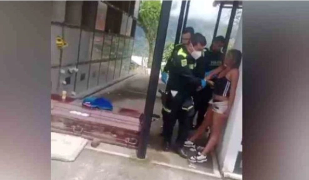 ¡Macabro! Mujer desentierra a un muerto para bañarlo y ponerle ropa nueva en Santander 2 ¡Macabro! Mujer desentierra a un muerto para bañarlo y ponerle ropa nueva en Santander Un hecho inusual y perturbador interrumpió la tranquilidad del cementerio de Landázuri, Santander, cuando una mujer irrumpió en el camposanto, abrió una bóveda y sacó el féretro de su pareja, un hombre sepultado hace tres meses.