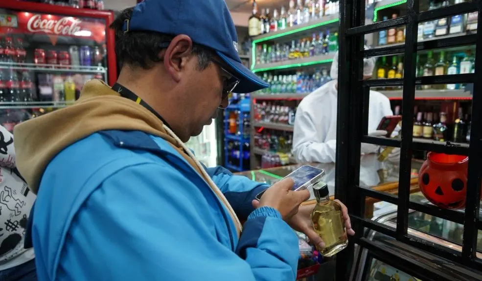 Distrito reforzó controles para evitar intoxicaciones y accidentes en Halloween Entre el 1 y el 29 de octubre, el Distrito realizó 116 operativos en 19 localidades, resultando en la destrucción de 273 kilos de dulces, 209 litros de licor con irregularidades.