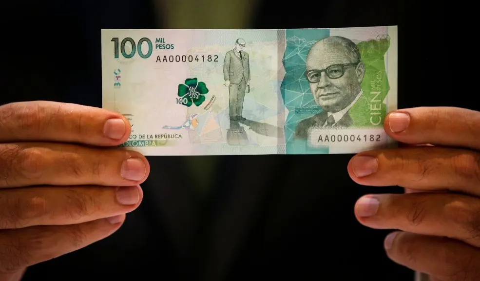 Aparecen nuevos billetes de $100.000 falsos. Así los puede identificar 1 Aparecen nuevos billetes de $100.000 falsos. Así los puede identificar Comerciantes y ciudadanos de varias regiones han alertado sobre la circulación de una nueva oleada de billetes falsos de $100.000. Le contamos cómo identificarlos.