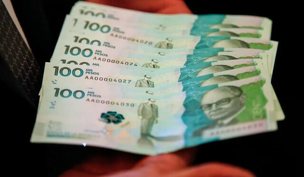 Aparecen nuevos billetes de $100.000 falsos. Así los puede identificar 10 Aparecen nuevos billetes de $100.000 falsos. Así los puede identificar Comerciantes y ciudadanos de varias regiones han alertado sobre la circulación de una nueva oleada de billetes falsos de $100.000. Le contamos cómo identificarlos.