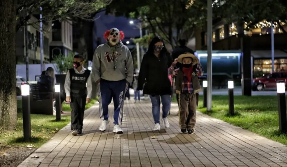 Precaución en Halloween: denuncian agujas dentro de dulces Un padre de familia relató que, mientras pedía golosinas cerca de la Catedral, un sujeto depositó un dulce que, al ser revisado, se encontró manipulado.