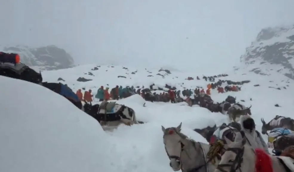 Cientos de rescatados del Monte Everest tras intensas nevadas en China Una masiva operación de rescate se ha desplegado en China tras intensas nevadas que afectaron el Monte Everest y otras zonas del Tíbet.