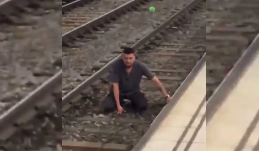 ¡Se arrepintió en el último segundo! Hombre quería ser arrollado por el metro Un angustiante incidente se registró en el metro de Barcelona, España, donde un hombre se lanzó a las vías en un aparente intento de suicidio, quedando a segundos de ser arrollado por el tren.