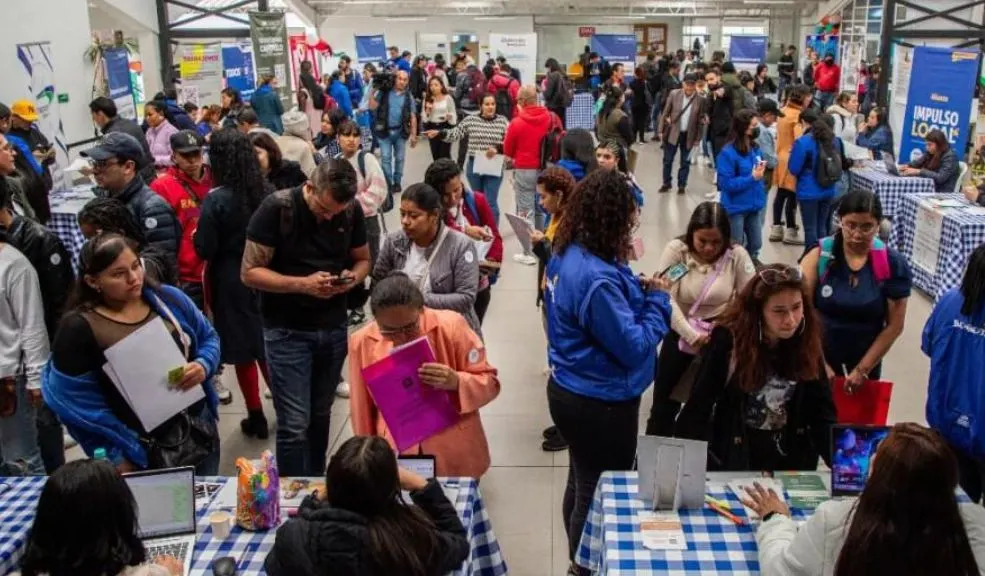 ¿En busca de empleo? Bogotá abre 727 oportunidades laborales Las postulaciones para los 727 empleos estarán abiertas hasta el 11 de octubre. Puede hacerlo desde la comodidad de su casa de manera virtual. Además, hay vacantes para bachilleres y personas que no cuentan con estudios formales.