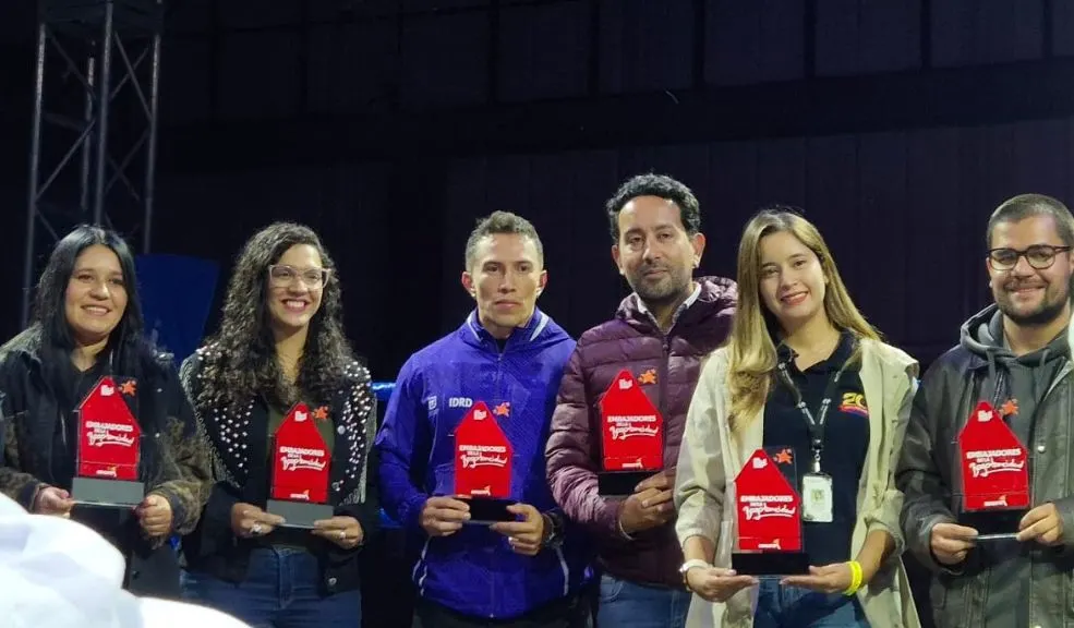 ¿Sin dinero para estudiar? Bogotá entregará becas para pregrados y posgrados virtuales 1 ¿Sin dinero para estudiar? Bogotá entregará becas para pregrados y posgrados virtuales Si está en búsqueda de una oportunidad para estudiar, en Bogotá se entregarán becas para pregrados de solo tres años y maestrías con doble titulación, totalmente virtuales.