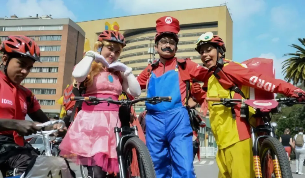¿Sin plan para el domingo? Viva la experiencia del Ciclopaseo Cosplay Prepárese para transformarse en su personaje favorito y rodar por la ciudad en bicicleta. Con la llegada del mes de los dulces y los disfraces, el Instituto de Recreación y Deporte (IDRD) propone el Ciclopaseo Cosplay, una actividad para recorrer Bogotá de una manera diferente este domingo.