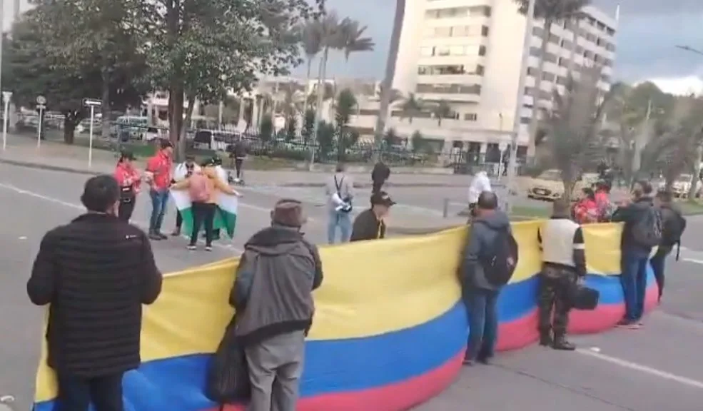 A esta hora se presenta alta congestión vehicular en la calle 26 por manifestaciones Desde las 4:00 p. m., un grupo de manifestantes está realizando plantones sobre la calle 26. Según informes preliminares, se trataría de un grupo de policías y militares en retiro. Por el bloqueo, se presenta una gran afectación en la vía.