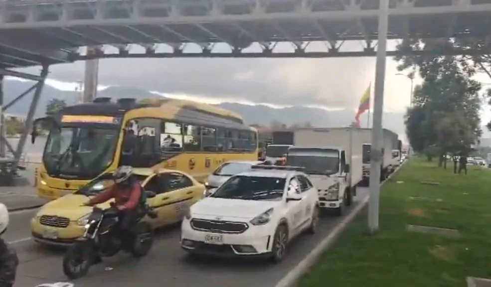 A esta hora se presenta alta congestión vehicular en la calle 26 por manifestaciones Desde las 4:00 p. m., un grupo de manifestantes está realizando plantones sobre la calle 26. Según informes preliminares, se trataría de un grupo de policías y militares en retiro. Por el bloqueo, se presenta una gran afectación en la vía.