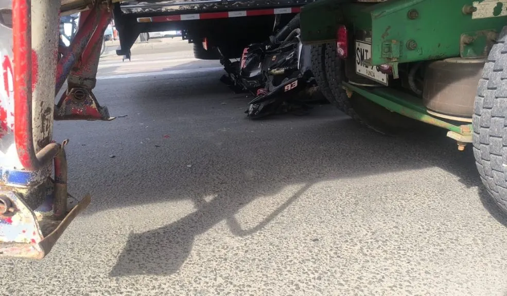 Accidente en Usaquén: motociclista perdió la vida tras chocar Una colisión múltiple registrada en la mañana de hoy, 5 de noviembre, en la localidad de Usaquén dejó a un motociclista como víctima mortal.