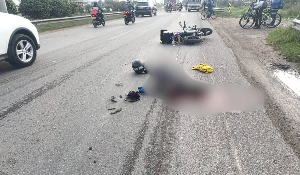 Accidente en la vía Bogotá–Mosquera deja un motociclista fallecido 1 Accidente en la vía Bogotá–Mosquera deja un motociclista fallecido Un trágico accidente se registró en la vía Bogotá–Mosquera, justo en frente de la empresa Italcol, donde un motociclista perdió la vida tras verse involucrado en un choque con un vehículo de carga.