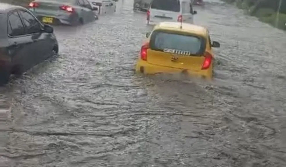 Aguacero provoca inundaciones en varios puntos de la capital 9 Aguacero provoca inundaciones en varios puntos de la capital Los fuertes aguaceros registrados en la ciudad han generado encharcamientos e inundaciones en varios sectores, así como filtraciones en viviendas e incluso en el aeropuerto internacional El Dorado. De igual manera, varios árboles han colapsado y se registra una gran congestión vehicular.