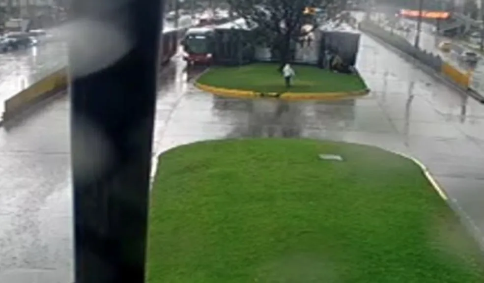 Aguacero provoca inundaciones en varios puntos de la capital Los fuertes aguaceros registrados en la ciudad han generado encharcamientos e inundaciones en varios sectores, así como filtraciones en viviendas e incluso en el aeropuerto internacional El Dorado. De igual manera, varios árboles han colapsado y se registra una gran congestión vehicular.