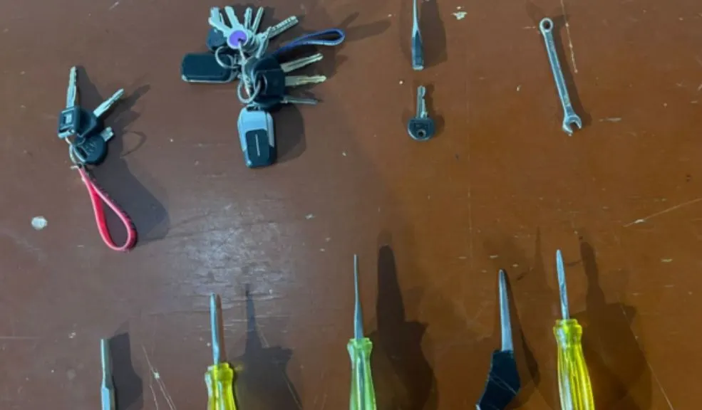 Antonio Nariño: hombre con manilla del INPEC robó camioneta con ‘llave maestra’ En la localidad de Antonio Nariño, la Policía de Bogotá capturó a un hombre que, a pesar de tener detención domiciliaria y manilla del INPEC sigue haciendo de las suyas.